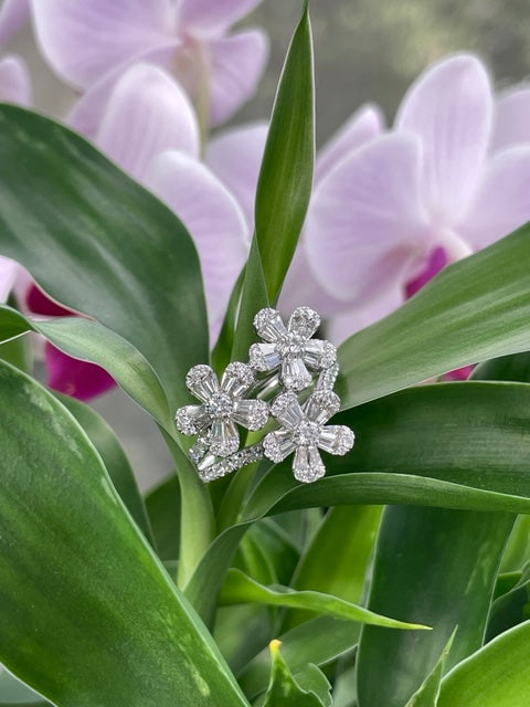 18K White Three Flower Illusion Diamond Ring